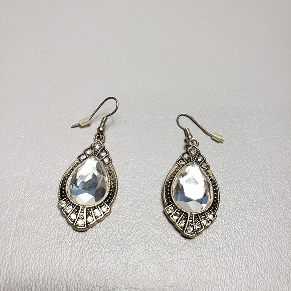 3/$15 Unbranded pretty statement earrings - Picture 1 of 6